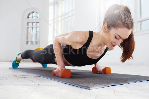 Foto stock: Hermosa · delgado · morena · flexiones · gimnasio · jóvenes