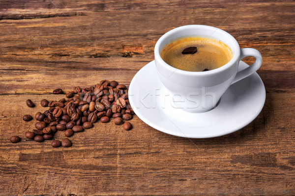 Foto stock: Xícara · de · café · mesa · de · madeira · escuro · feijões · tabela · café