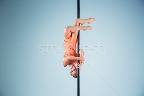 Stockfoto: Sterke · bevallig · jong · meisje · acrobatisch · sport