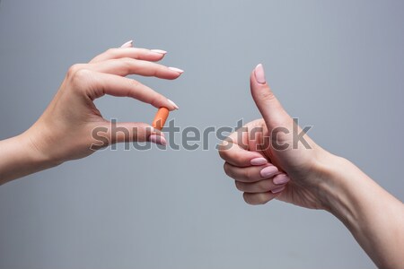 Femeie mâini pilulă capsula Imagine de stoc © master1305