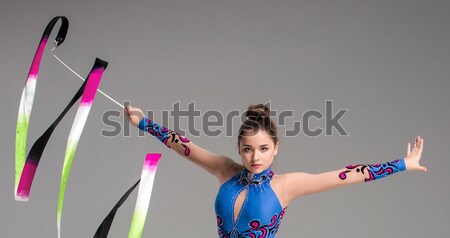 Adolescent gimnastică dans panglică colorat gri Imagine de stoc © master1305