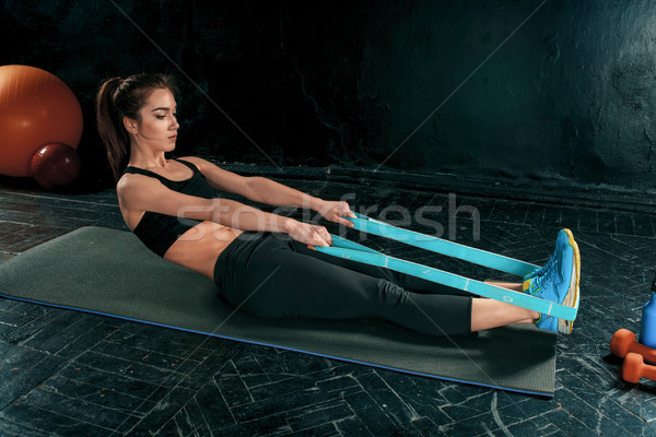 Brunette atletisch vrouw rubber tape Stockfoto © master1305