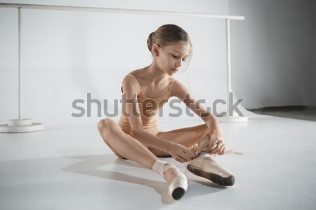 Młodych nowoczesne baletnica stwarzające biały okno Zdjęcia stock © master1305
