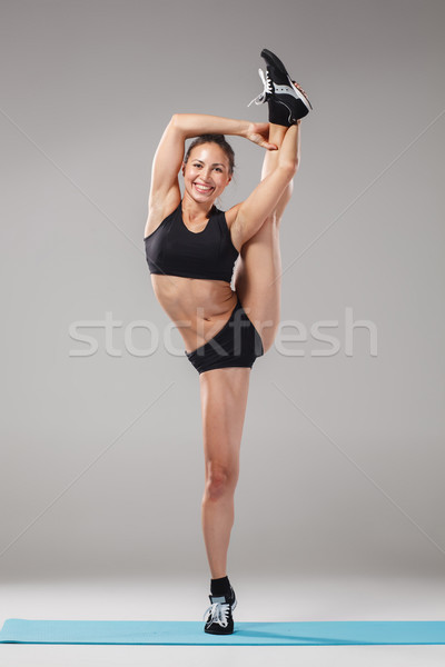 Foto stock: Belo · menina · em · pé · acrobata · pose