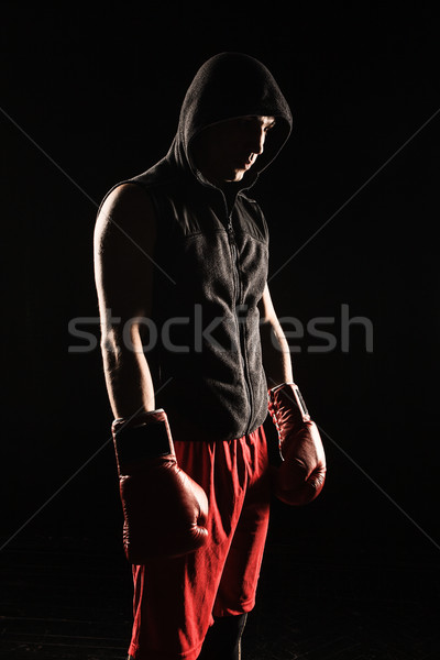 Tânăr kickboxing tineri masculin atlet în picioare Imagine de stoc © master1305