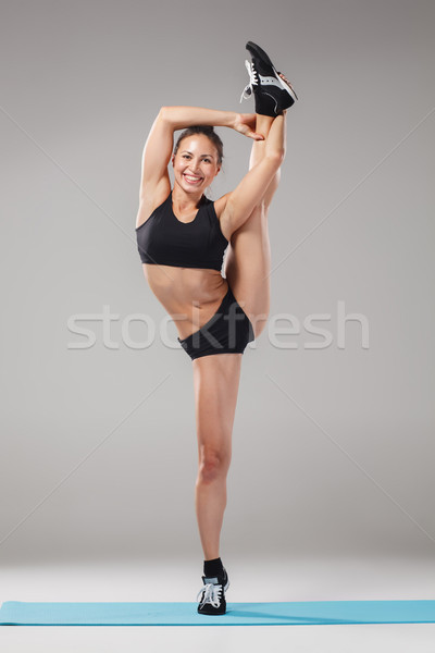 Belle fille permanent acrobat posent [[stock_photo]] © master1305