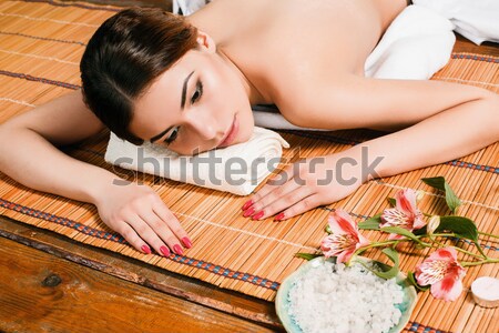 Belo mulher jovem estância termal salão palha Foto stock © master1305