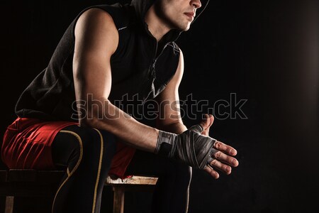 Gespierd man vergadering zwarte bokser Stockfoto © master1305