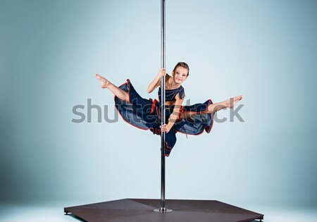 Fuerte elegante joven realizar acrobático deportes Foto stock © master1305