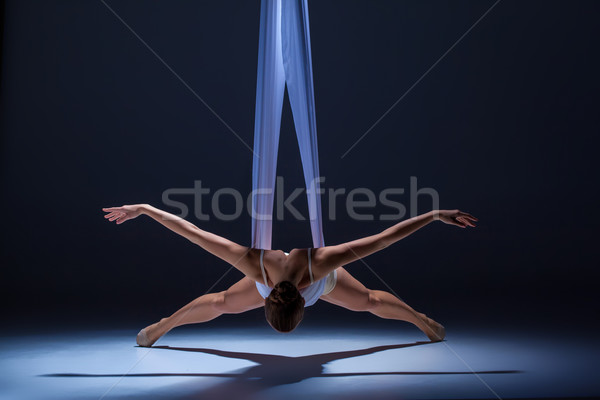 Jonge mooie danser beige jurk poseren Stockfoto © master1305