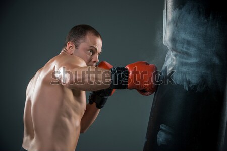 Foto stock: Jovem · boxeador · lutador · vermelho · luvas · preto