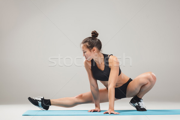 Frumos fată în picioare acrobat pune Imagine de stoc © master1305