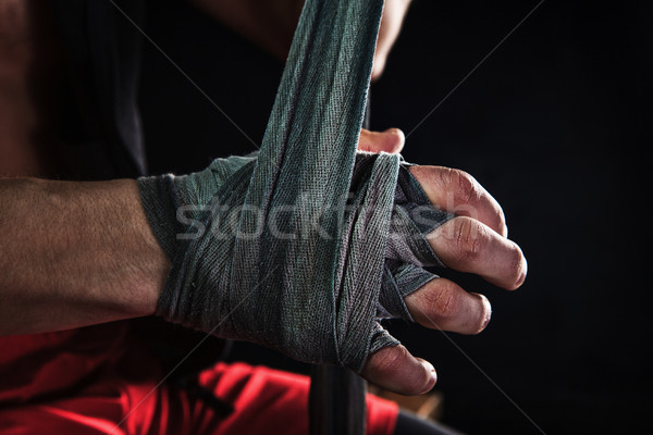 Mână muscular om bandaj pregătire Imagine de stoc © master1305