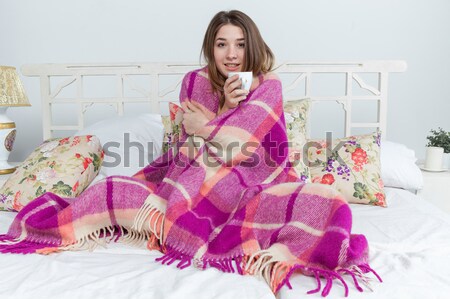 Młodych chorych kobieta koc termometr bed Zdjęcia stock © master1305