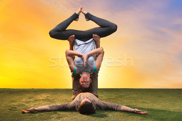 Dos personas yoga puesta de sol cielo mujeres feliz Foto stock © master1305