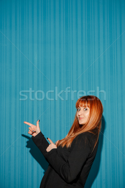 Portré fiatal nő megrémült arckifejezés kék stúdió Stock fotó © master1305