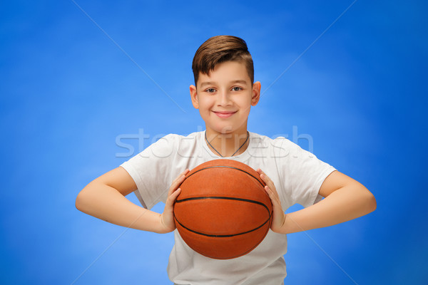 Adorabil 11 ani băiat copil baschet bilă Imagine de stoc © master1305