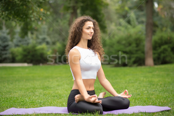 Pretty woman yoga meditaţie lotus pozitie iarba verde Imagine de stoc © master1305