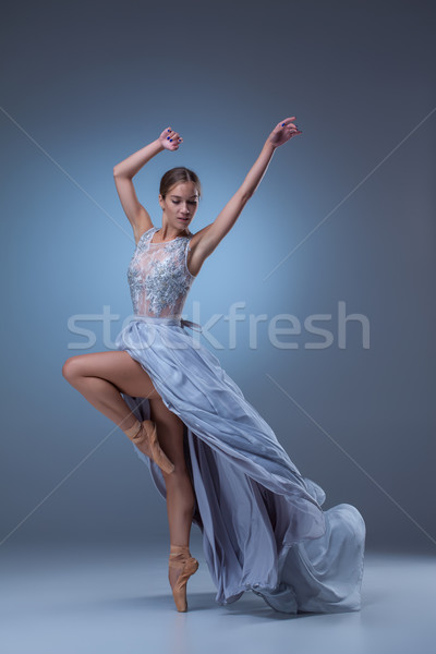 Frumos balerină Dansuri albastru lung rochie Imagine de stoc © master1305