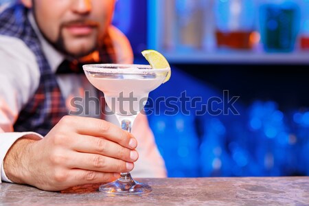 Barman trabajo cócteles mano primer plano servicio Foto stock © master1305