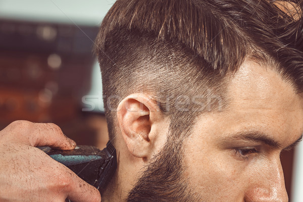 Kezek fiatal fodrász készít frizura vonzó Stock fotó © master1305