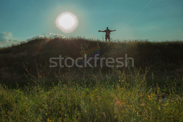 Jonge kaukasisch man rugzak lopen groene Stockfoto © master1305