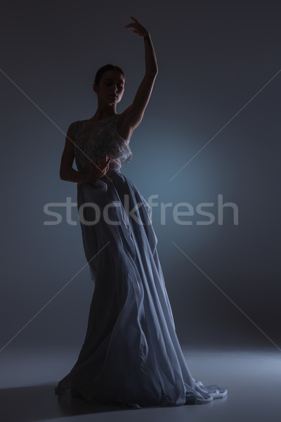 Hermosa bailarina baile azul largo vestido Foto stock © master1305