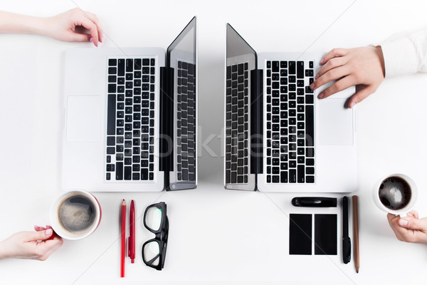 Foto d'archivio: Mani · persone · che · lavorano · ufficio · tecnologia · bianco · desk