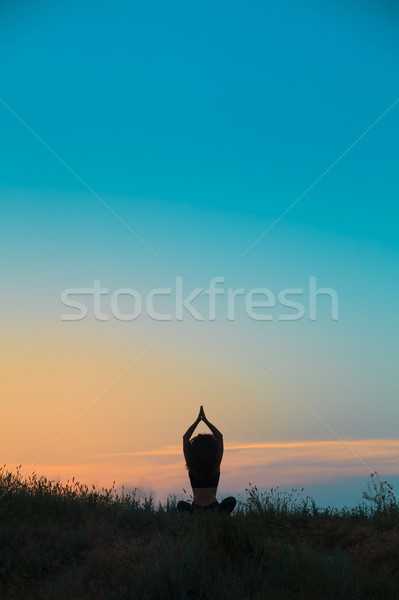 Foto stock: Silueta · yoga · puesta · de · sol · mujer