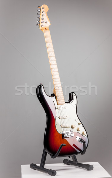 E-Gitarre isoliert grau stehen Körper Hintergrund Stock foto © master1305