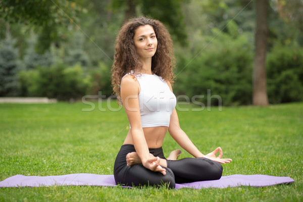 Stock fotó: Csinos · nő · jóga · meditáció · lótusz · pozició · zöld · fű