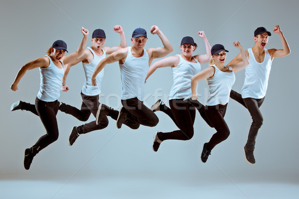Grup bărbaţi femei Dansuri hip hop fitness Imagine de stoc © master1305