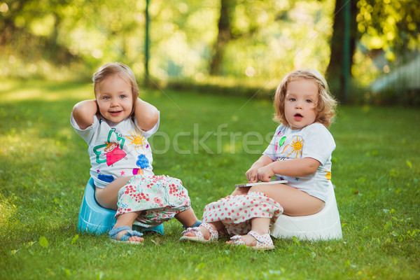 Kettő kicsi lánycsecsemők ül öreg zöld fű Stock fotó © master1305