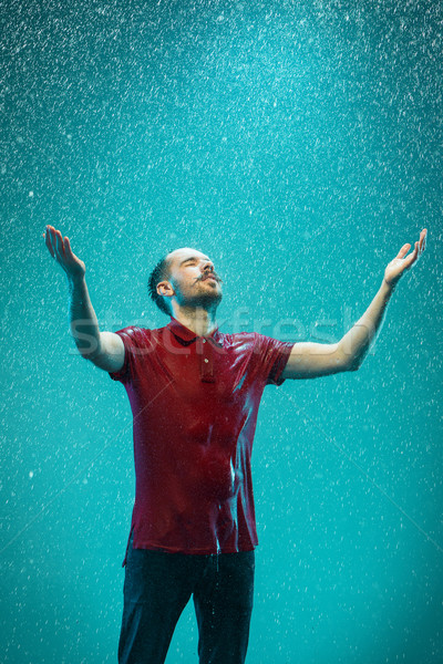 Portret tânăr ploaie om în picioare turcoaz Imagine de stoc © master1305
