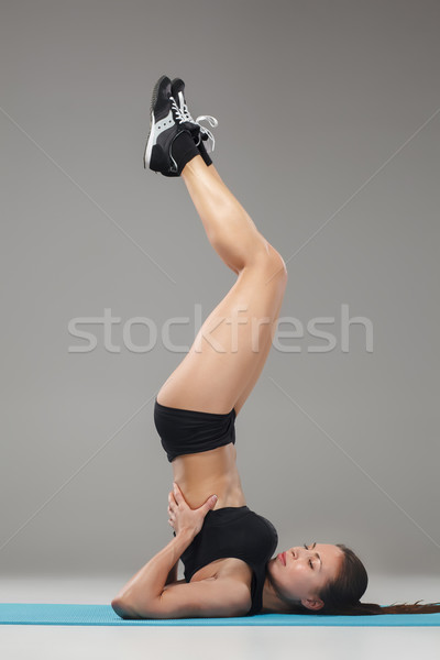 Güzel kız ayakta akrobat poz Stok fotoğraf © master1305
