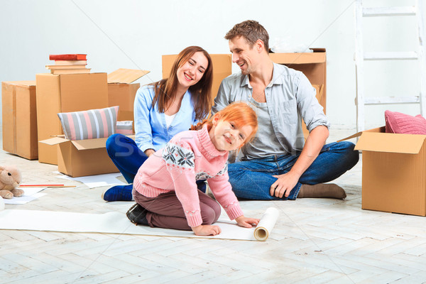 Familia feliz reparación familia alojamiento cajas casa Foto stock © master1305