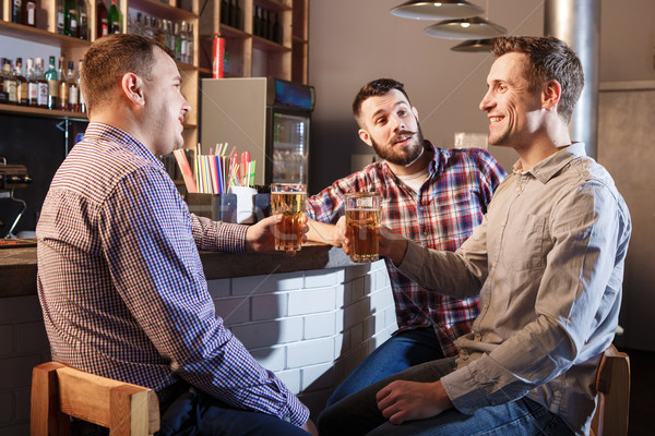 Stock foto: Glücklich · Freunde · trinken · Bier · counter · Veröffentlichung