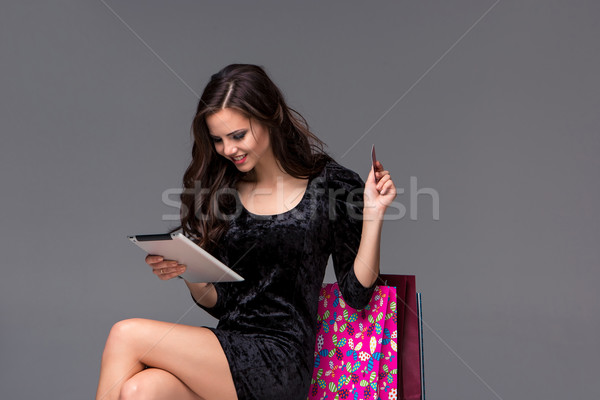 Foto stock: Belo · jovem · cartão · de · crédito · compras · laptop