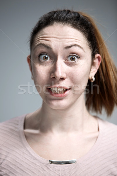 Portret młoda kobieta wyraz twarzy szary działalności Zdjęcia stock © master1305