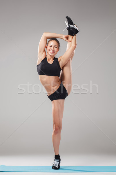 Schönen sportlich Mädchen stehen Akrobat darstellen Stock foto © master1305