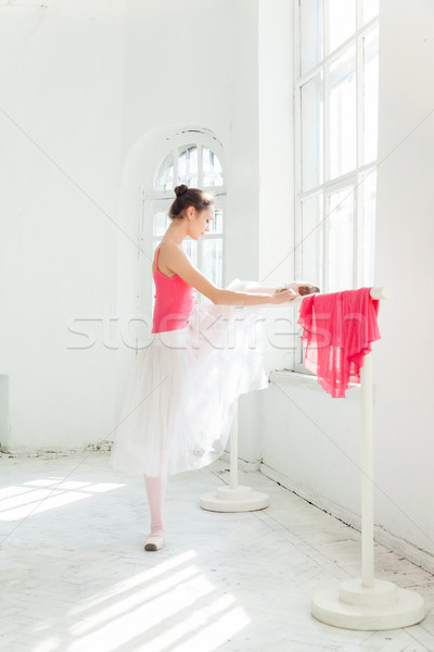 Balerin poz ayakkabı beyaz ahşap kırmızı elbise Stok fotoğraf © master1305