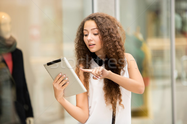 Schönen junge Mädchen zahlen Kreditkarte Warenkorb Laptop Stock foto © master1305
