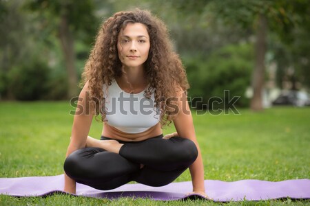 Mujer bonita yoga aire libre parque agradable hierba verde Foto stock © master1305