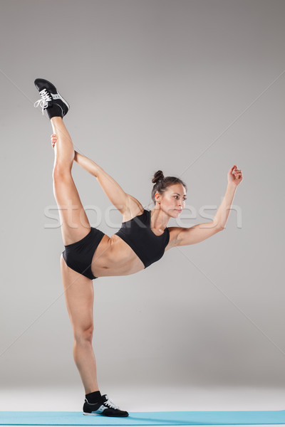 Frumos fată în picioare acrobat pune Imagine de stoc © master1305