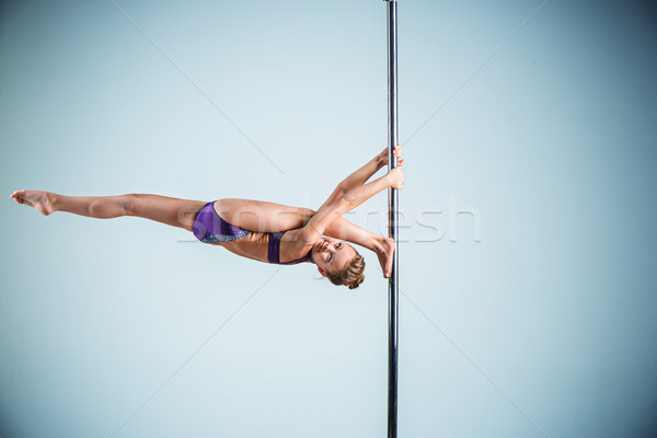 Forte grazioso giovane ragazza acrobatico sport Foto d'archivio © master1305