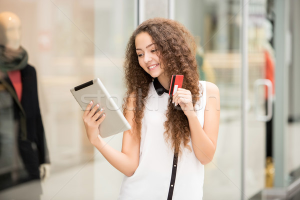 Belle jeune fille payer carte de crédit Shopping portable [[stock_photo]] © master1305