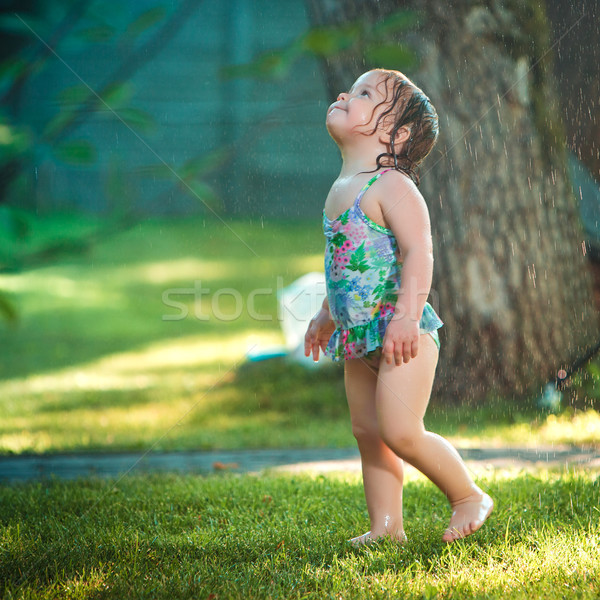 Foto stock: Pequeño · jugando · jardín · aspersor · verano