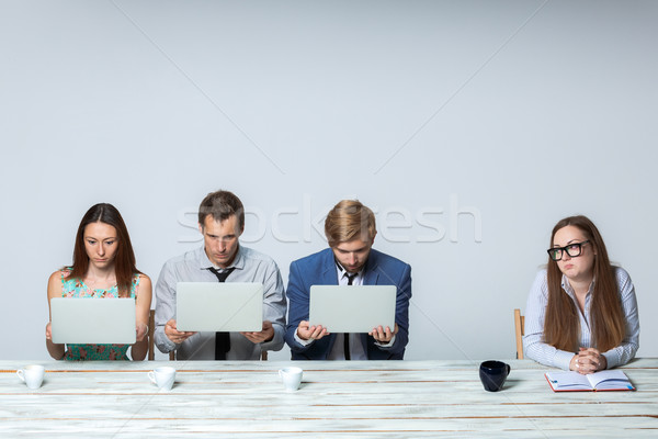 Foto stock: Equipe · de · negócios · trabalhando · negócio · projeto · juntos · escritório