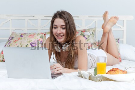 Ochtend ontbijt jonge mooi meisje bed home Stockfoto © master1305