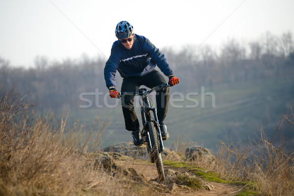 Kerékpáros lovaglás hegyi kerékpár lefelé gyönyörű nyom Stock fotó © maxpro